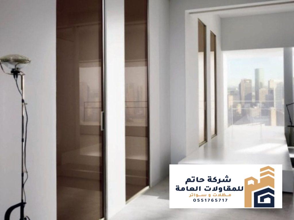 أبواب خشب حديثة مع ديكور جداري